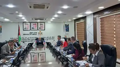 وزير العمل يلتقي المسؤول بمكتب الديمقراطية