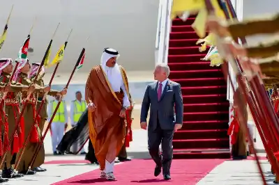 الملك يودع الشيخ تميم بمطار ماركا