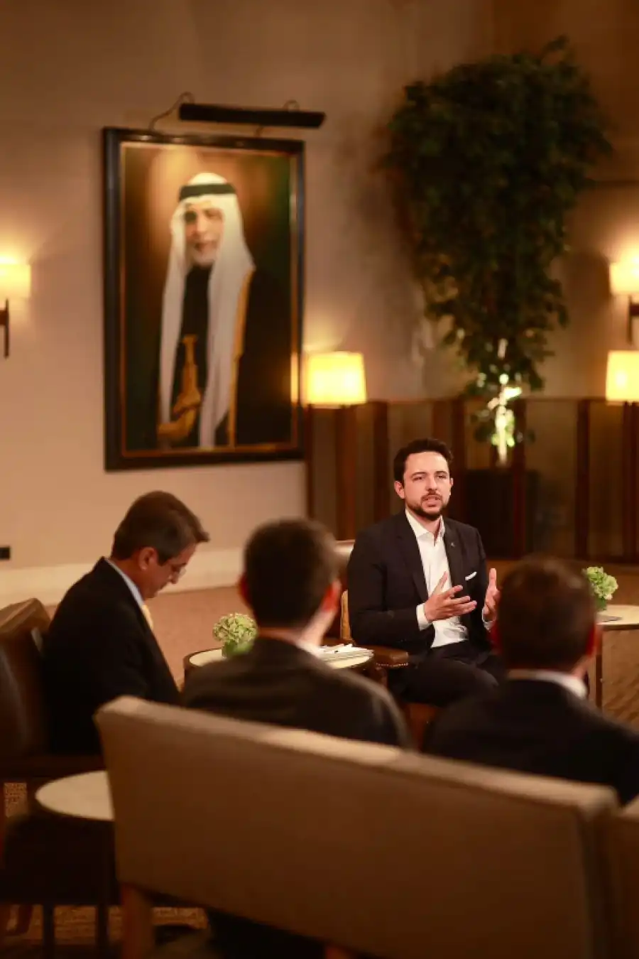 الخصاونة يكتب: بقربه الدائم من الشباب..