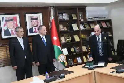 العميد ابو رمان يبارك للمحامي الدكتور