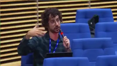 عن الديمقراطية.. سؤال صحافي كلفه وظيفته..