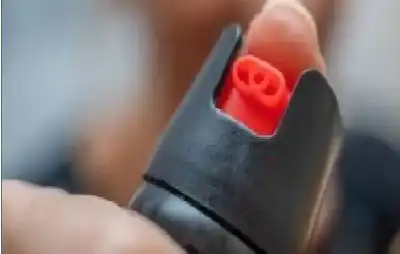 جريمة في الفصل.. طالبة ترش معلمها