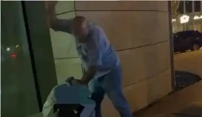 مستشار مسؤول لبناني ينهال ضربا على