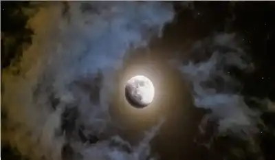 أبعد نقطة في مداره: القمر يهرب