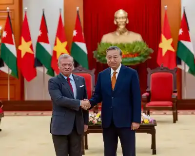 الملك يلتقي في هانوي الأمين العام