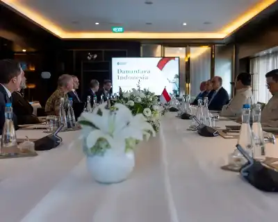 الملك يؤكد أهمية الاستفادة من تجربة