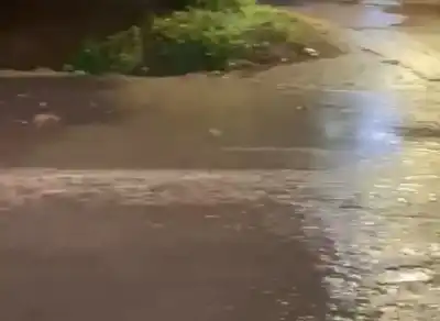 شاهد.. ارتفاع منسوب المياه على الطريق