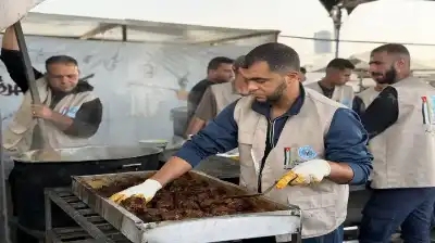 الحملة الاردنية الاغاثية تواصل توزيع الوجبات