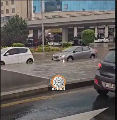 الشرطي يغلق المسرب.. والمياه تداهم مركبات