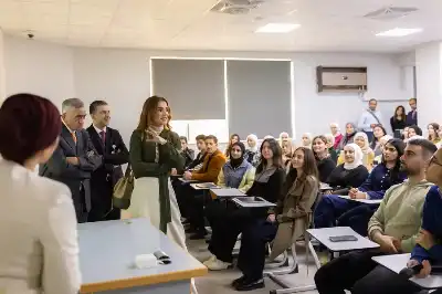 الملكة رانيا تزور الجامعة الأردنية وتشارك