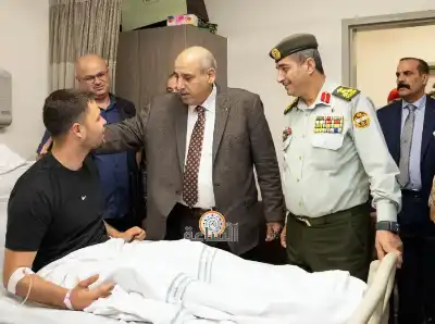 القاضي يزور مصابي المداهمة الأمنية في