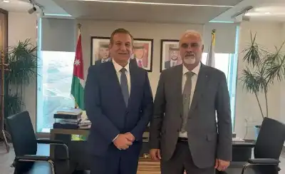الخريسات ونظيره الفلسطيني يبحثان تعزيز التعاون
