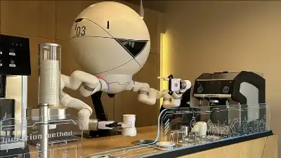 قهوتك جاهزة.. روبوت يقدم المشروبات للسياح