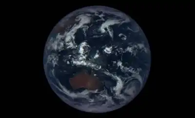 مشهد يخطف الأنفاس: الأرض والقمر يتألقان