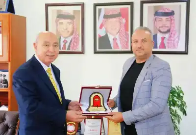 جامعة مؤتة تقدم درعها التقديرية لبنك