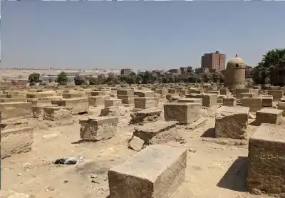 حكم الدفن في مقبرة قديمة مجهولة