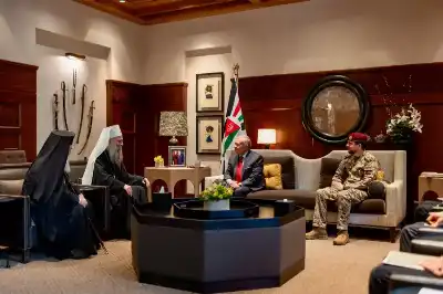 الملك يؤكد أهمية استعادة الاستقرار في