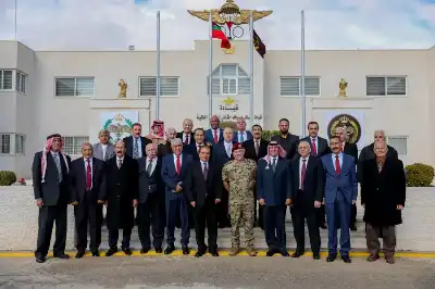 الملك يلتقي متقاعدين عسكريين خدموا معه