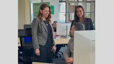 رئيسة مجلس مفوضي هيئة الاتصالات تطلع