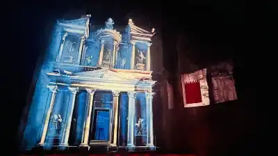 العلم القطري يزيّن خزنة البترا