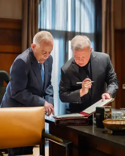 ماذا يتابع الملك مع رئيس الديوان