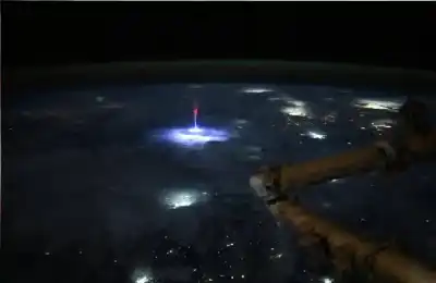 ليست برقا عاديا.. شاهد خيوط الضوء