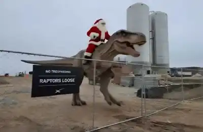 سانتا كلوز يمتطي ديناصورا.. فيديو ماسك