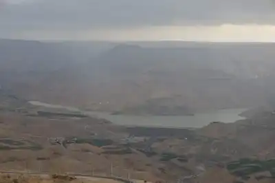 وزير المياه والري يتفقد سد الموجب