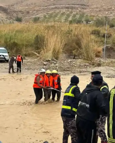 إنقاذ 5 أشخاص حاصرتهم السيول في