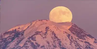 قمر الثلج يزين السماء في شباط..