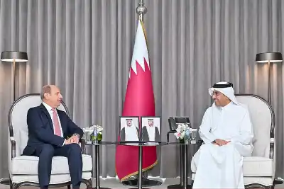 وزير العمل القطري يجتمع مع السفير