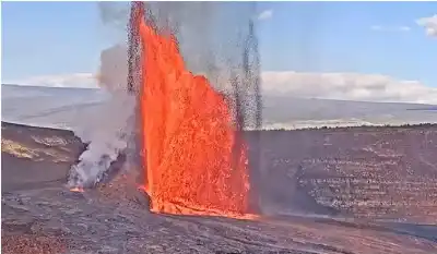 نوافير الحمم تعانق السماء.. بركان كيلويا