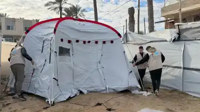 الحملة الأردنية والهيئة الخيرية توزعان خياما