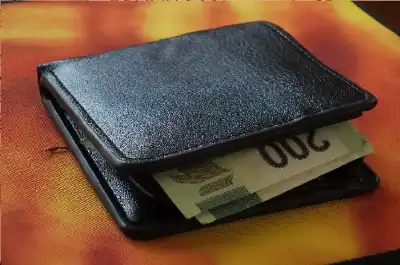 وجدت مالا في حقيبة ابنها المدرسية