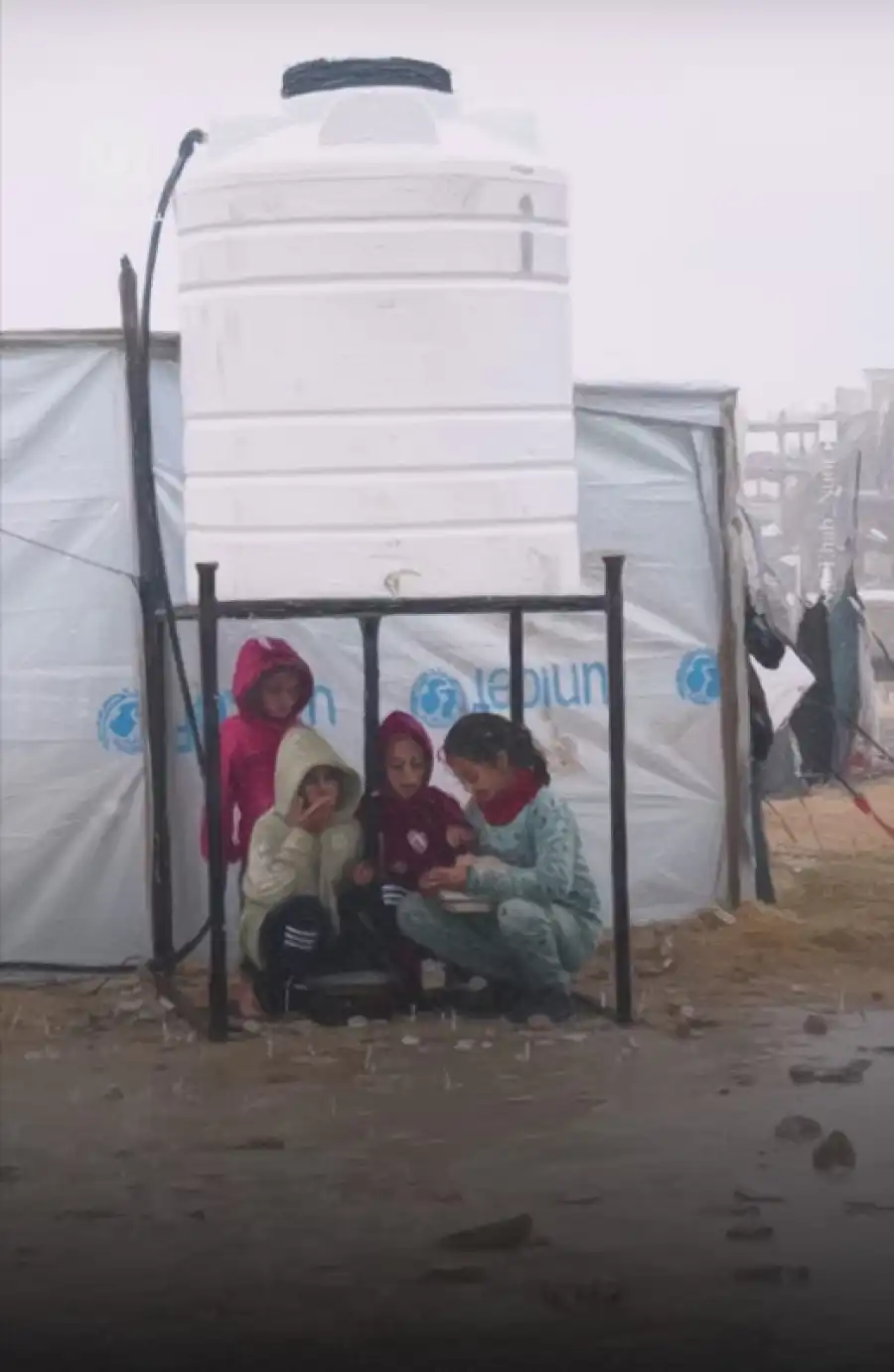 في غزة يحتمون بالماء من الماء