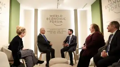 ولي العهد يلتقي في دافوس المفوض