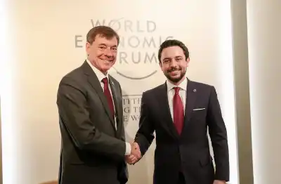 ولي العهد يلتقي المدير التنفيذي لشركة