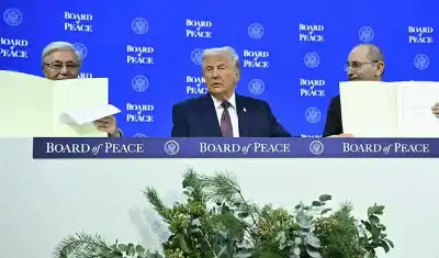 صورة للصفدي قرب السائق: حافلة ترامب