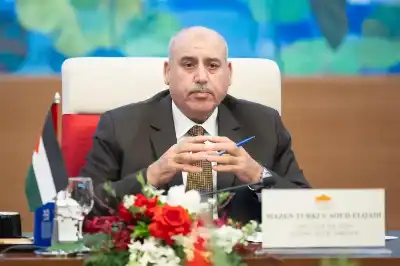 القاضي ورئيس الجمعية الوطنية الفيتامي يبحثان