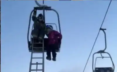 عن إنقاذ 50 شخصا علقوا بين