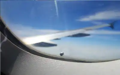 سر الثقب الصغير في نافذة الطائرة..