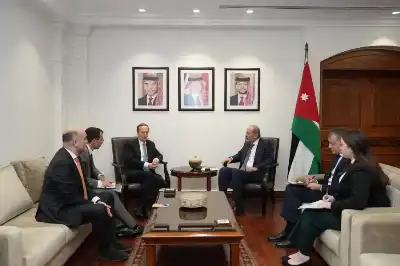 الصفدي يستقبل نائب الأمين العام للسلام