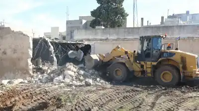 إزالة بناء مهجور وآيل للسقوط بمنطقة