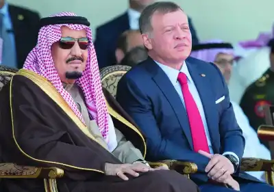 الملك سلمان ومحمد بن سلمان يعزيان