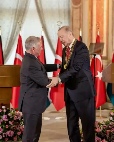 الملك يمنح الرئيس التركي في اسطنبول