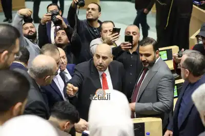 القاضي يقاطع العموش خلال سؤاله عن