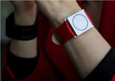 أدق من الساعات التقليدية.. سوار ذكي