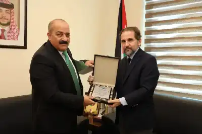 الأمير مرعد يكرم المحافظ السابق العتوم