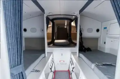 غرف نوم سرية خلف قمرة القيادة..