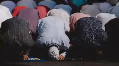 خلاف العلماء في حكم صلاة الجماعة